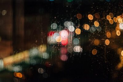 Hiver doux mais humide annoncé : la météo réveille-t-elle vraiment les douleurs de dos et d&rsquo;articulations ?